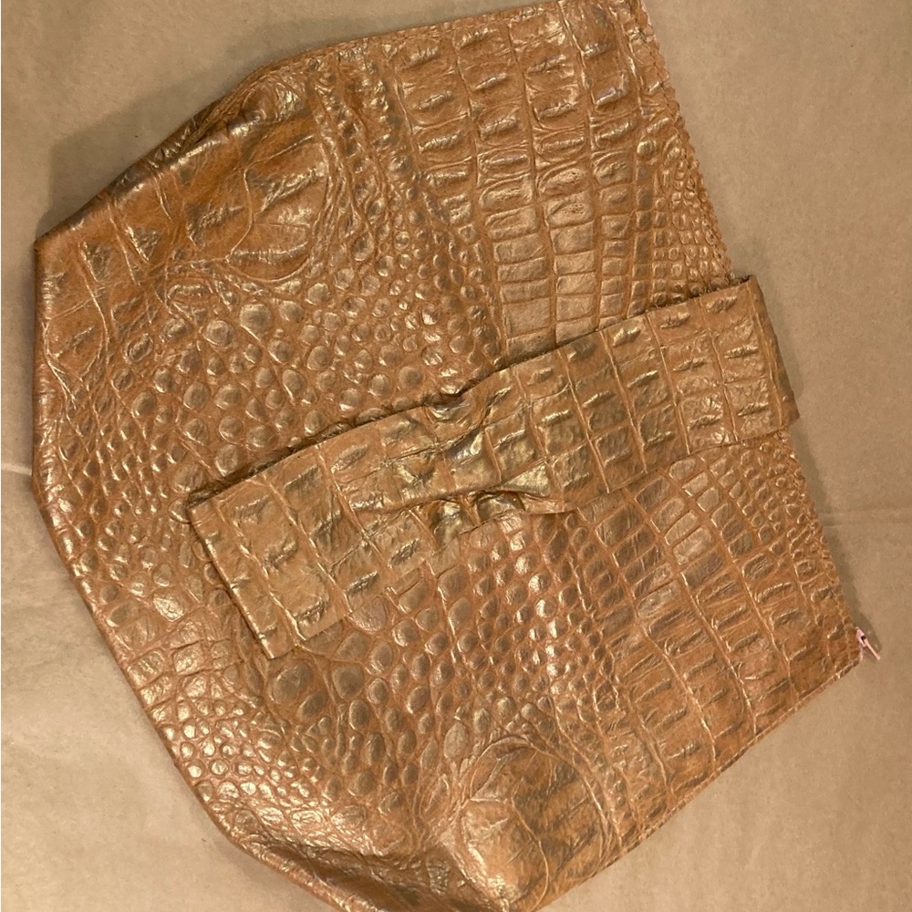 Artist b. May makes an Amazing supple leather bag with loose flap
